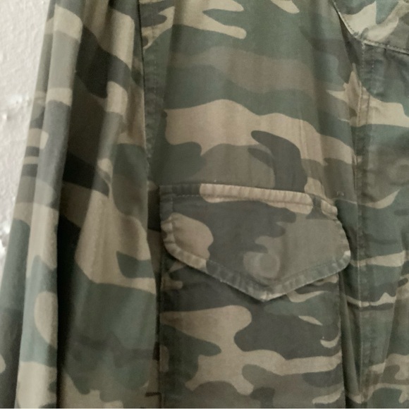 Sanctuary Womens Green Camo Utility Jacket Size Small Raw Edge Trim Outdoor - Picture 4 of 9